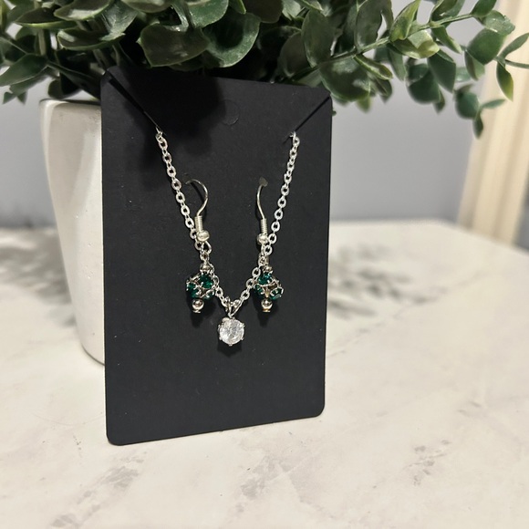 Elegant Silver and Green Swarovski Necklace Set - Picture 5 of 7